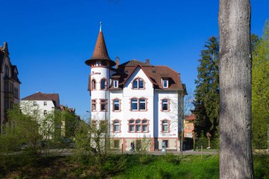pencere balkon kapıları ile tarihi şehir cepheleri