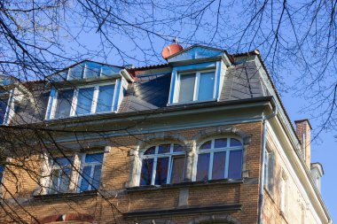 pencere balkon kapıları ile tarihi şehir cepheleri