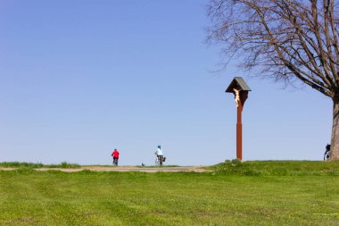 haç ile ufukta bisikletçi