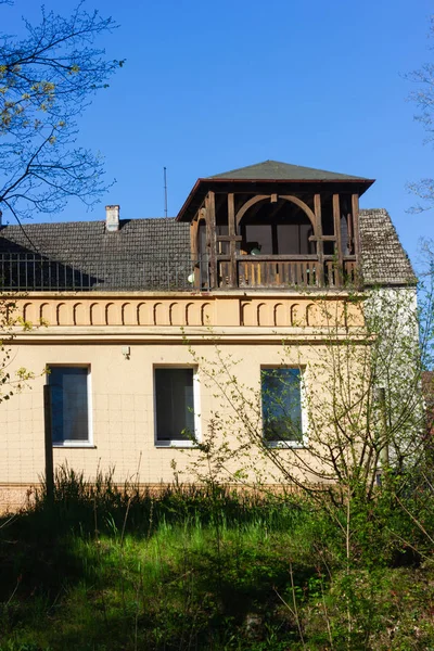 Fasády historických měst s balkonem oken — Stock fotografie