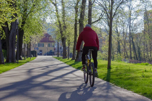 Jeune cycliste sur un parc municipal — Photo