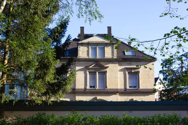 pencere balkon kapıları ile tarihi şehir cepheleri