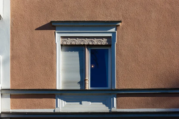 Historiska stads fasader med fönster balkongdörrar — Stockfoto