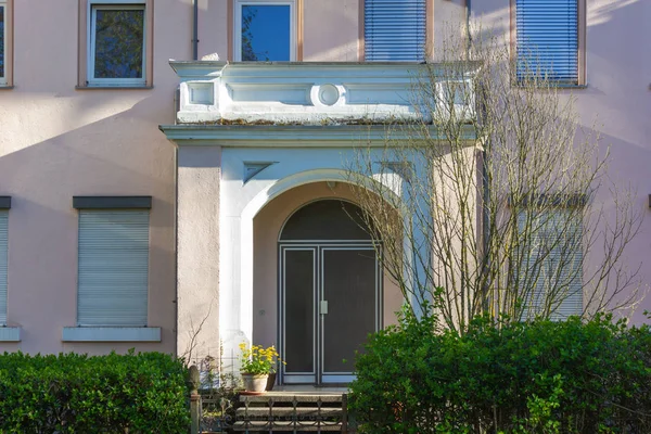 pencere balkon kapıları ile tarihi şehir cepheleri