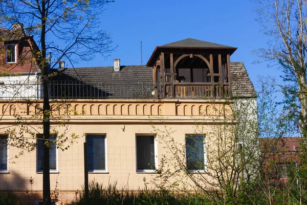 Fachadas históricas de la ciudad con ventanas puertas de balcón — Foto de Stock