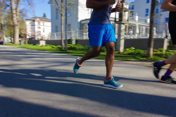 Twee jonge mannen joggen in Park — Stockfoto