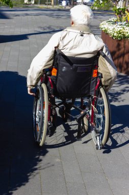 şehir parkında rollator ile adam