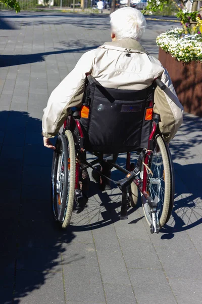 Man med rollatorn i stadsparken — Stockfoto