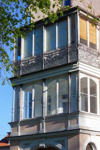 Historische stads gevels met ramen balkondeuren — Stockfoto