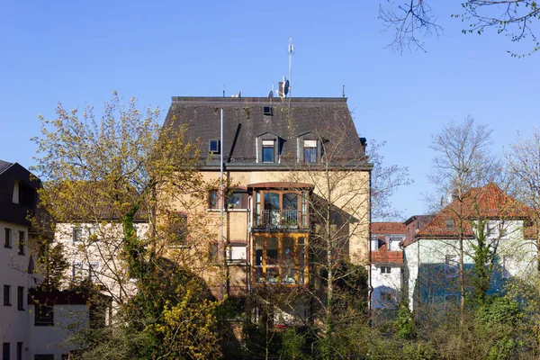 Façades historiques de la ville avec fenêtres portes de balcon — Photo