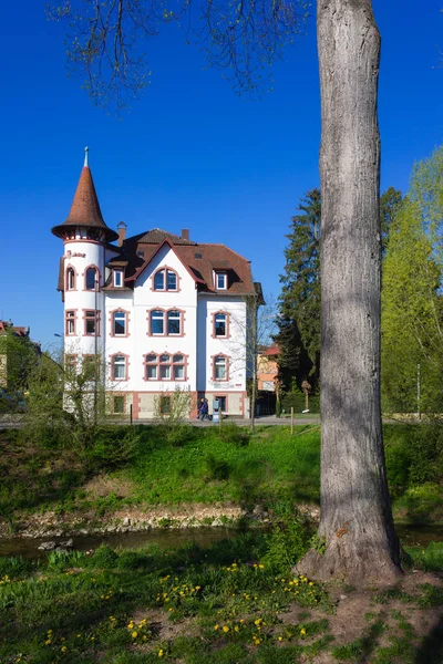 Fasády historických měst s balkonem oken — Stock fotografie