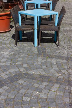 sokakta masa ve sandalyeler ile kafe