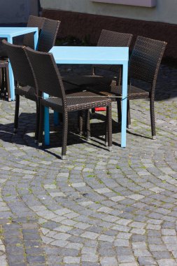 sokakta masa ve sandalyeler ile kafe