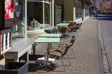 sokakta sandalye ile kafe