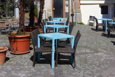 sokakta masa ve sandalyeler ile kafe