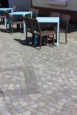 sokakta masa ve sandalyeler ile kafe