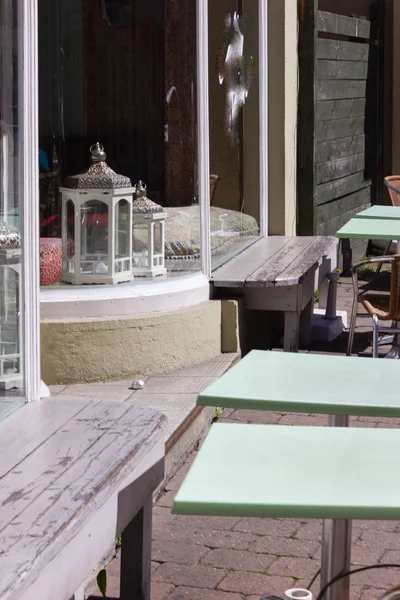 Café met stoelen aan de straat — Stockfoto