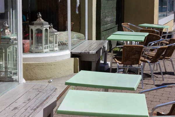 sokakta sandalye ile kafe