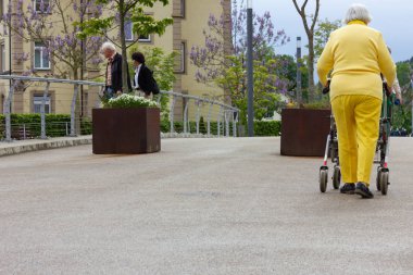 rollator ile sarı elbiseli kıdemli bayan