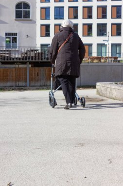 rollator ile üst düzey Bayan