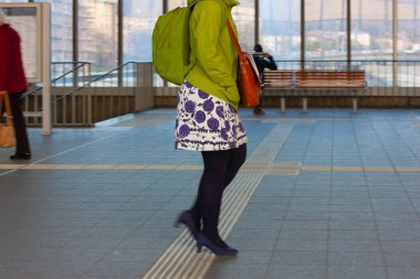 tren istasyonunda acele insanlar