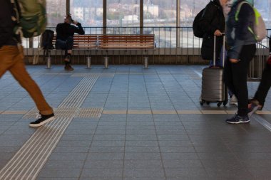tren istasyonunda acele insanlar
