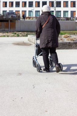 rollator ile üst düzey Bayan