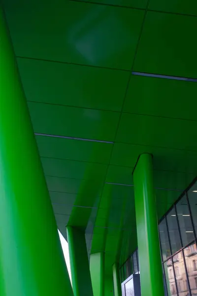 Fassade Geschäftsturm mit grünen Stahlelementen — Stockfoto