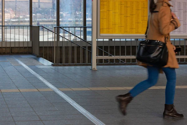 Pessoas com pressa na estação de trem — Fotografia de Stock