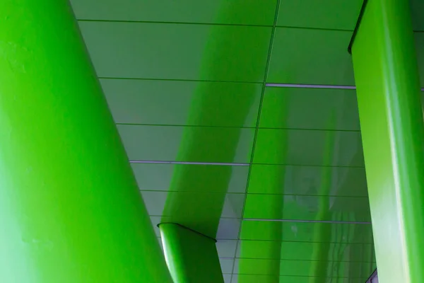 Fassade Geschäftsturm mit grünen Stahlelementen — Stockfoto