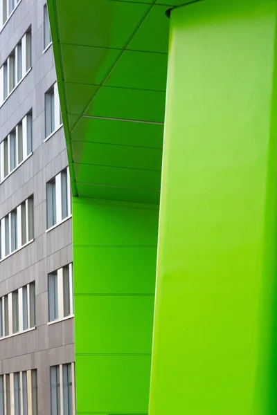 Фасад бизнес-башни с зелеными стальными элементами — стоковое фото