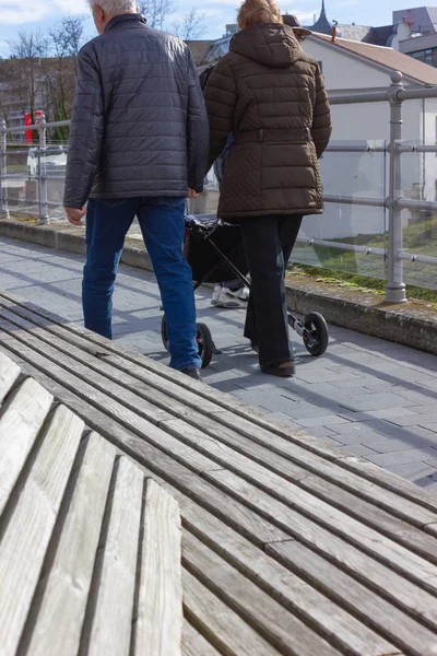 Senhora sênior com rollator — Fotografia de Stock