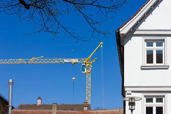 Guindaste de construção na cidade histórica — Fotografia de Stock