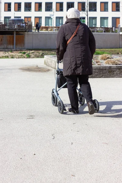 Äldre dam med rollator — Stockfoto