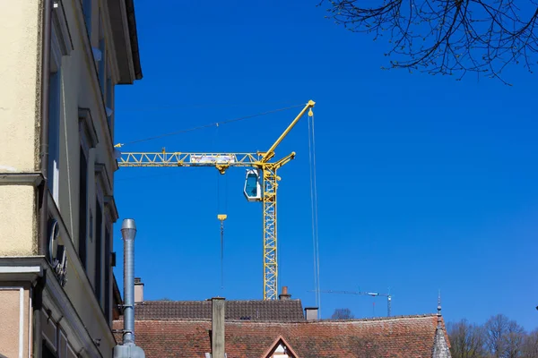 Guindaste de construção na cidade histórica — Fotografia de Stock