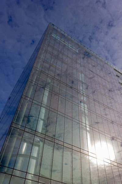 Fachada de vidro torre de negócios — Fotografia de Stock