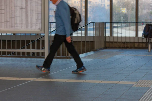 Les gens pressés à la gare — Photo