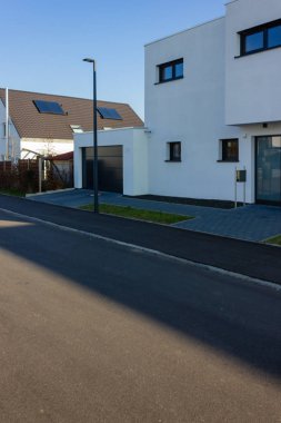 mavi gökyüzü ile modern ev binası 