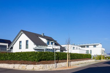 mavi gökyüzü ile modern ev binası 