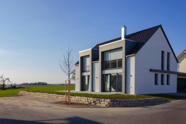 mavi gökyüzü ile modern ev binası 