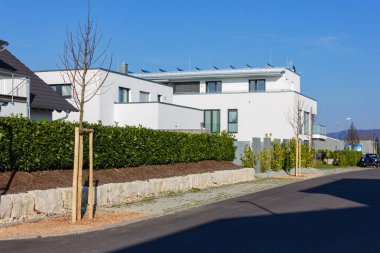 mavi gökyüzü ile modern ev binası 