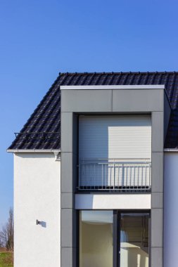 mavi gökyüzü ile modern ev binası 