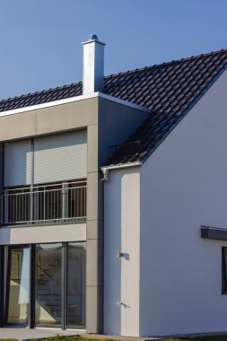 mavi gökyüzü ile modern ev binası 