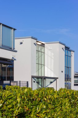 mavi gökyüzü ile modern ev binası 