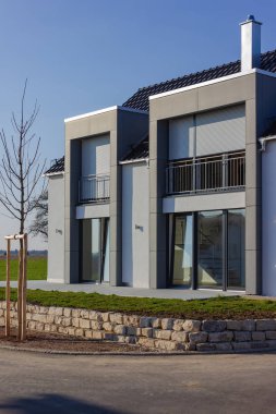 mavi gökyüzü ile modern ev binası 