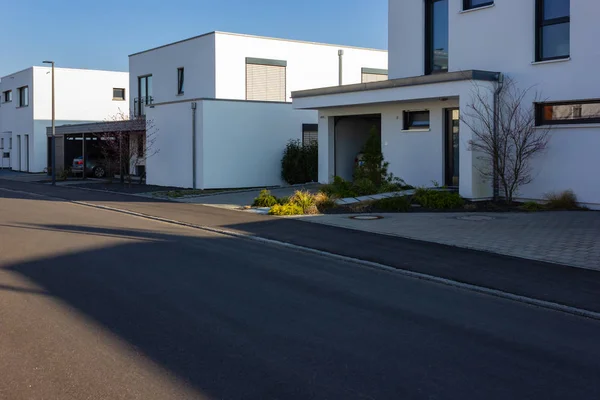 Modernes Haus baut Carport und Garage — Stockfoto