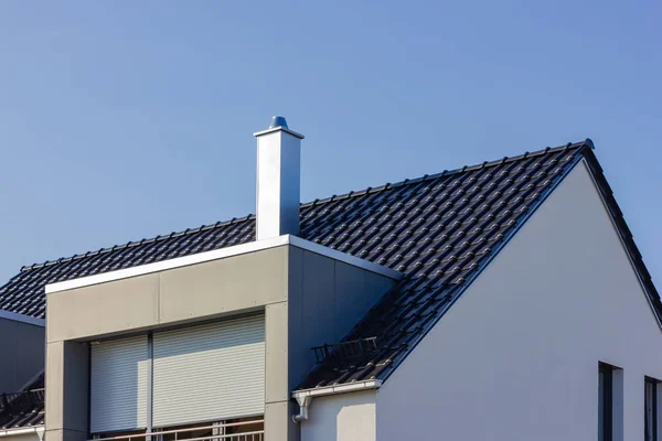 Edificio de casa moderno con cielo azul — Foto de Stock