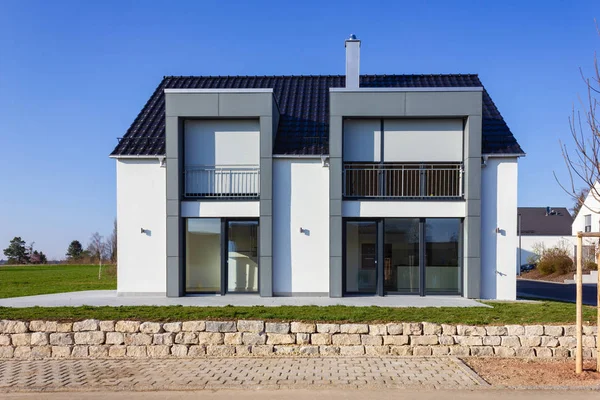 Modern husbyggnad med blå himmel — Stockfoto