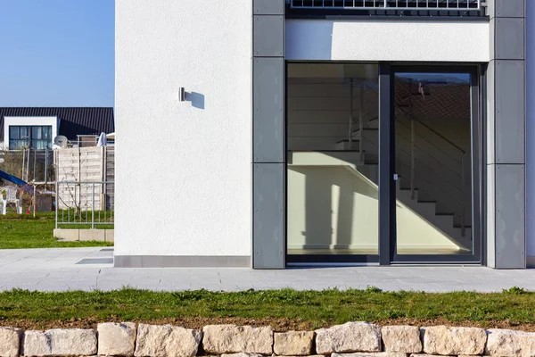 Moderner Hausneubau und Terrasse — Stockfoto