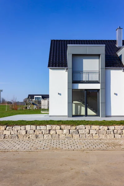 Casa moderna de nueva construcción y terraza — Foto de Stock